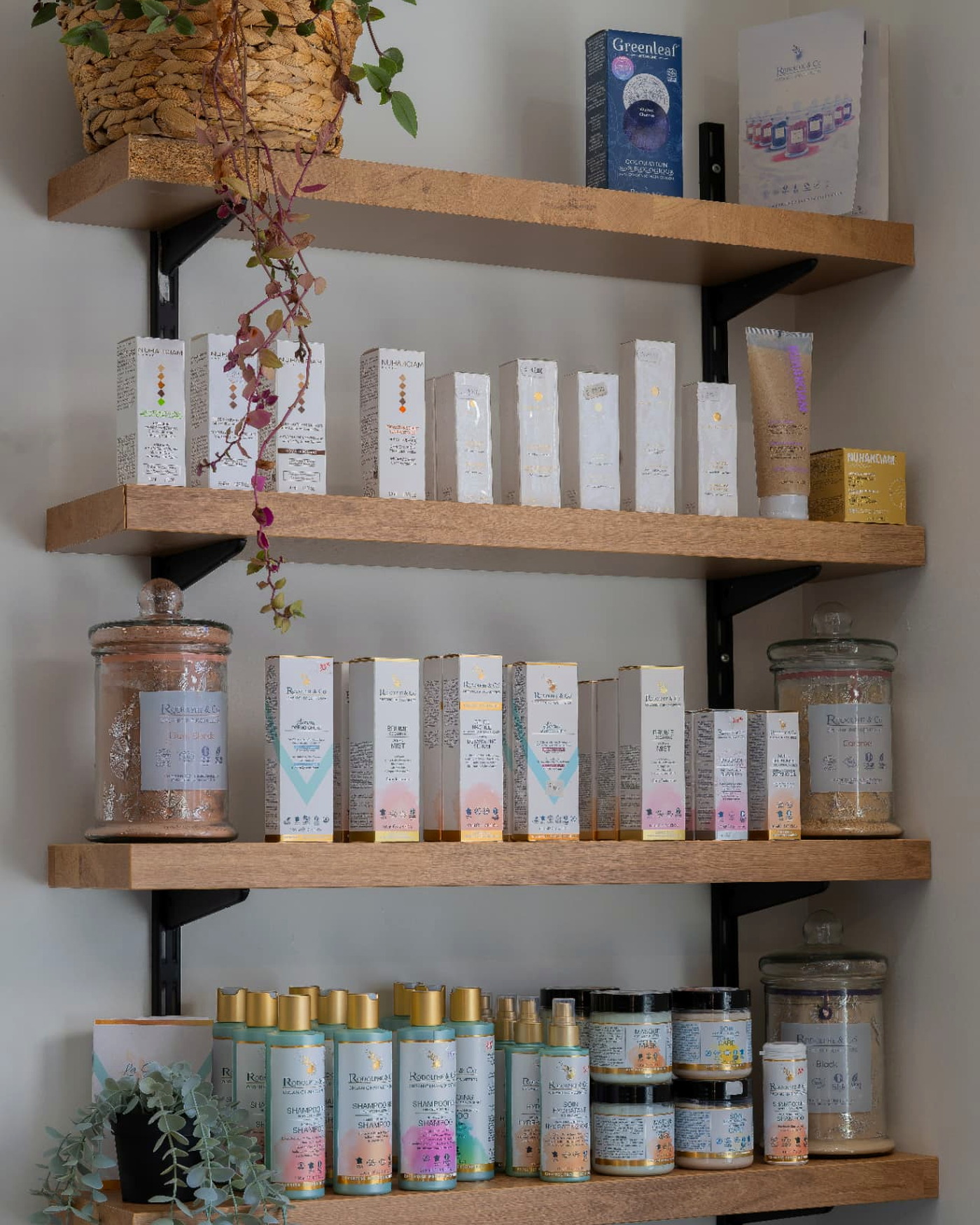 Étagères de soins et colorations d'origine naturelle