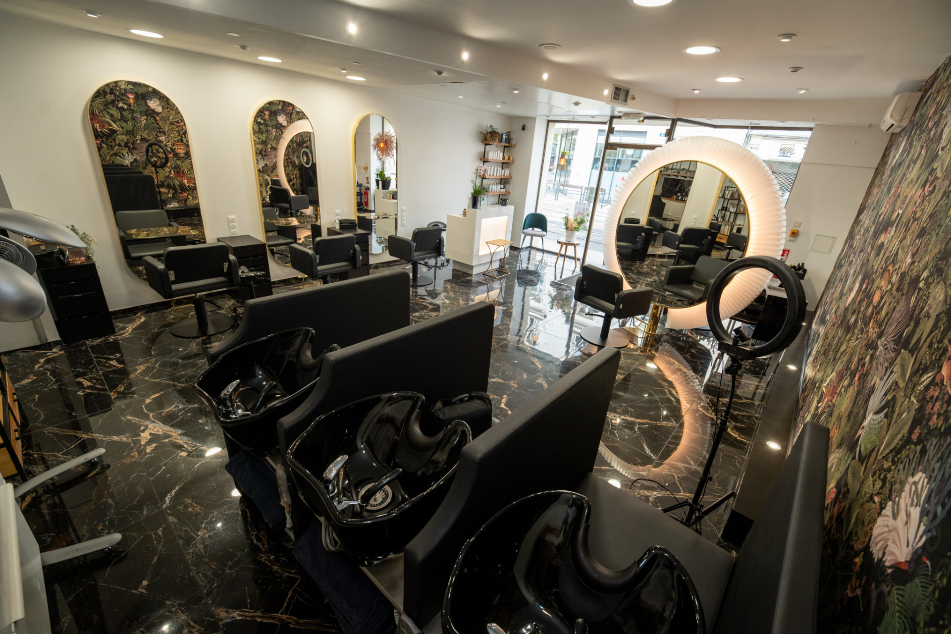 Postes de coiffage et miroirs éclairés du salon