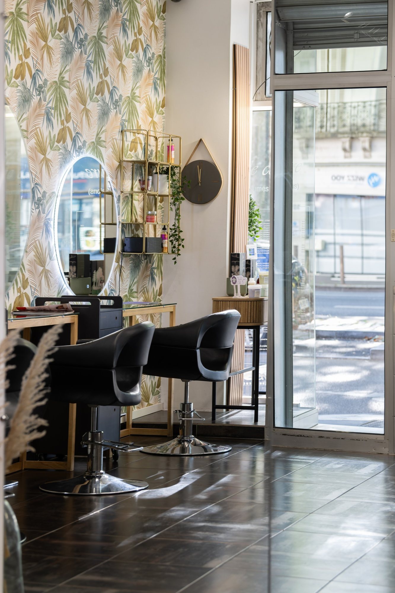 Vitrine du salon depuis la rue, à Tours